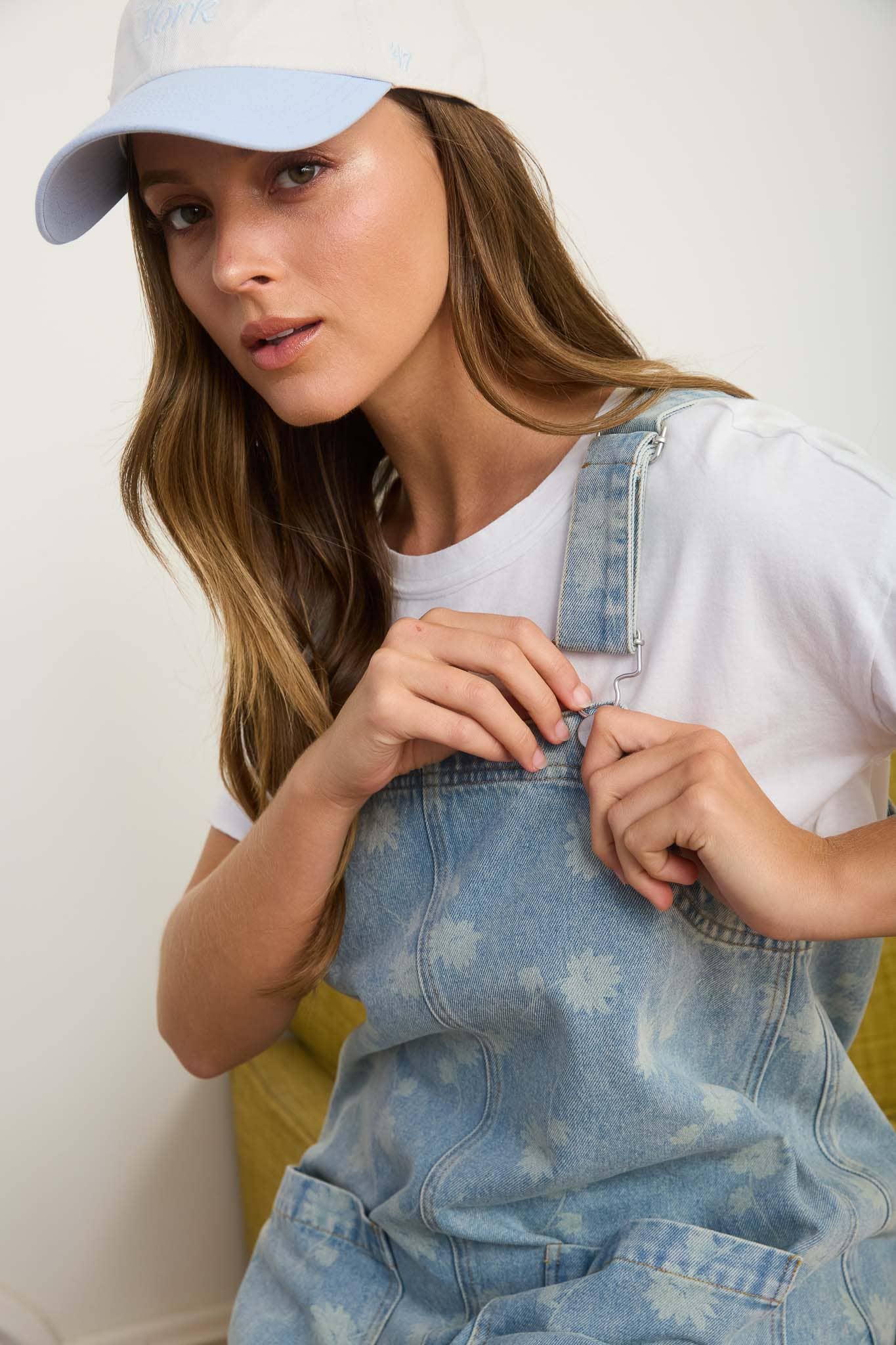 DANDELION WASHED DENIM OVERALL MINI DRESS: LIGHT DENIM