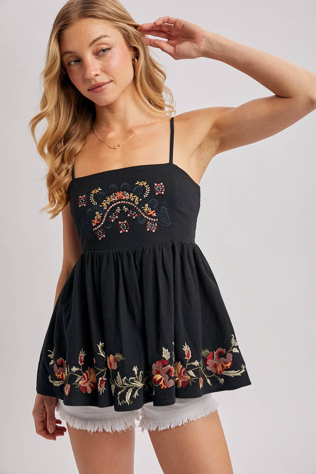FLORAL EMBROIDERED SLEEVELESS PEPLUM TOP: Black / S