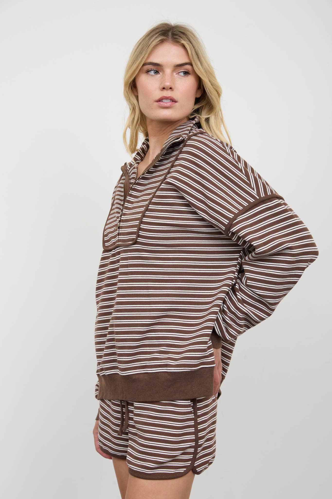 HALF ZIP STRIPE CONTRAST TRIM LONG SLEEVE KNIT TOP: CHOCOLATE BROWN
