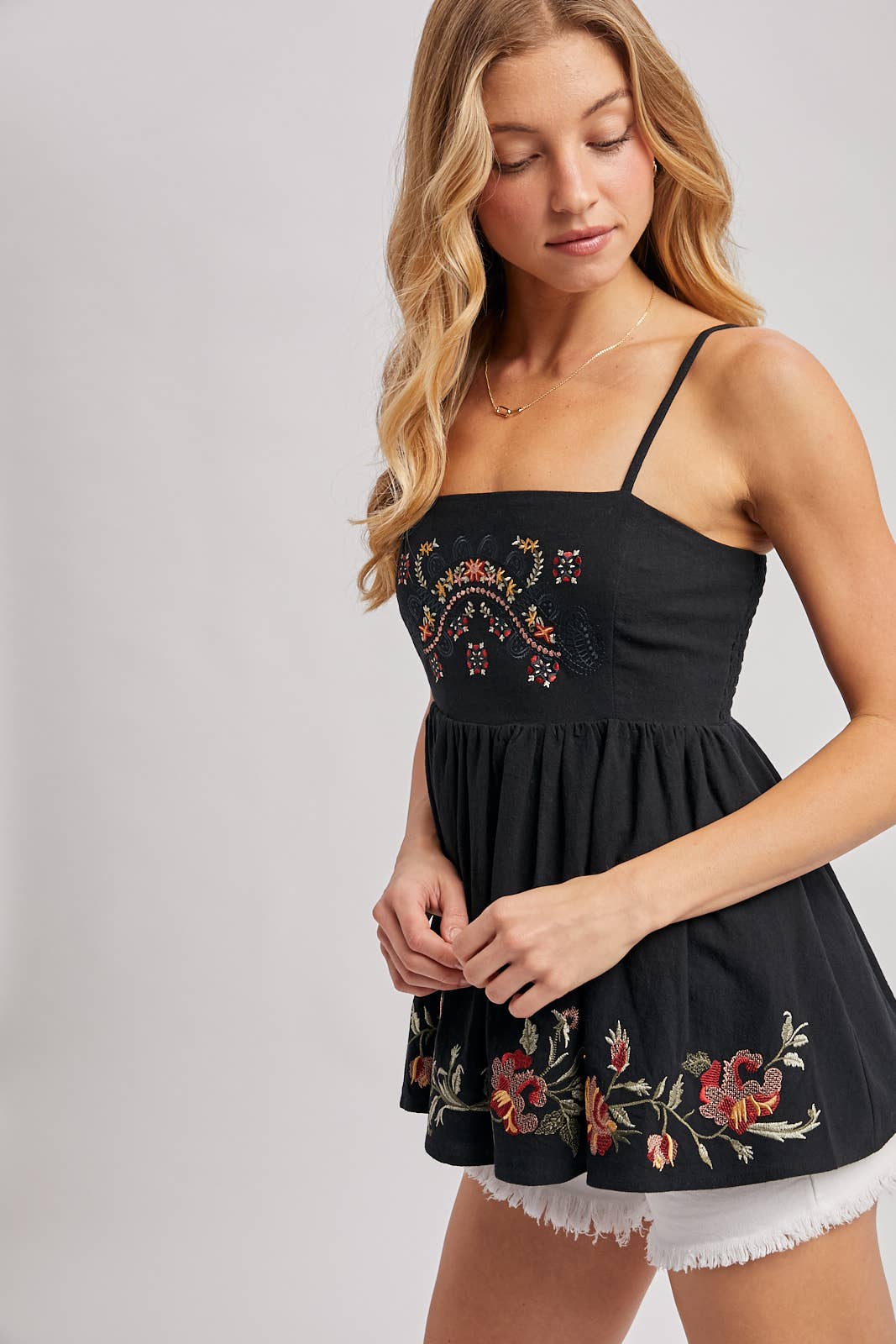 FLORAL EMBROIDERED SLEEVELESS PEPLUM TOP: Black / M