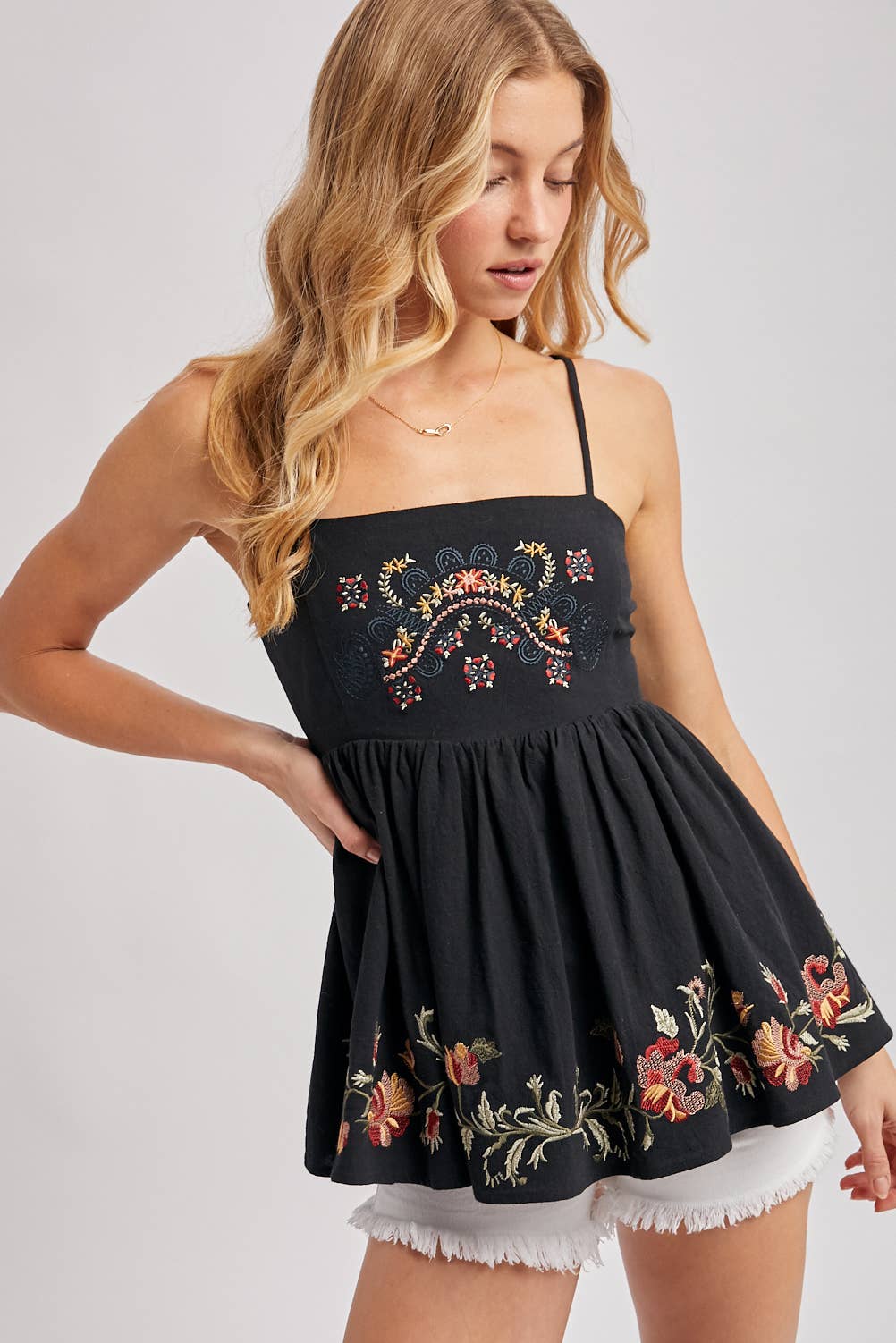 FLORAL EMBROIDERED SLEEVELESS PEPLUM TOP: Black / S